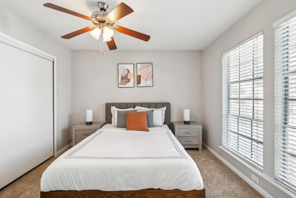 アーリントンにあるStratton 205-v I Spacious 1 Bed 1 Bathのベッドと天井扇風機のある寝室