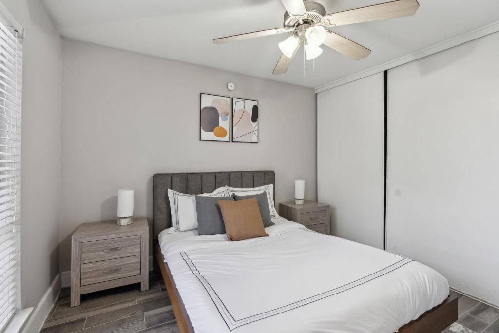 アーリントンにあるStratton 205 I Spacious 1 Bed 1 Bathのベッドと天井扇風機のある寝室