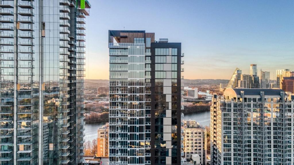 eine Luftansicht einer Stadt mit hohen Gebäuden in der Unterkunft Sleeps 40 12 Condos in New Austin High Rise w Rooftop Pool Gym Yoga Studio in Austin