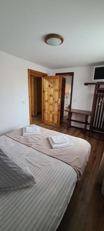 Postel nebo postele na pokoji v ubytování Complex de pensiuni si casute - Lac Bistricioara