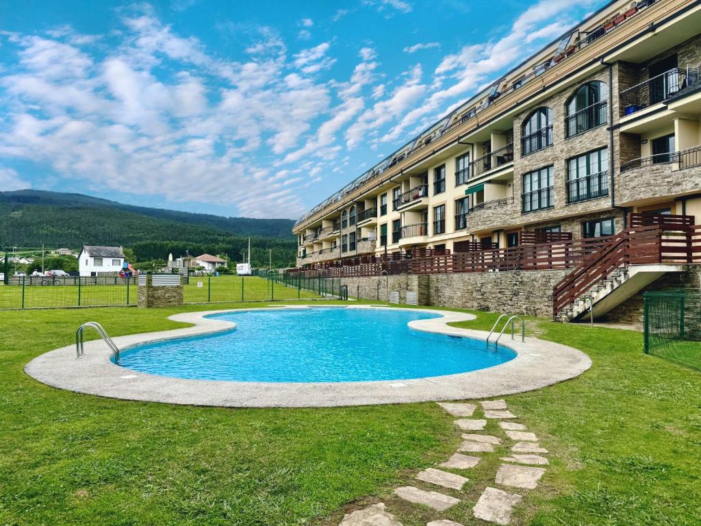 una piscina frente a un edificio en Apartamento Herosa 2 Spa, en San Miguel de Reinante