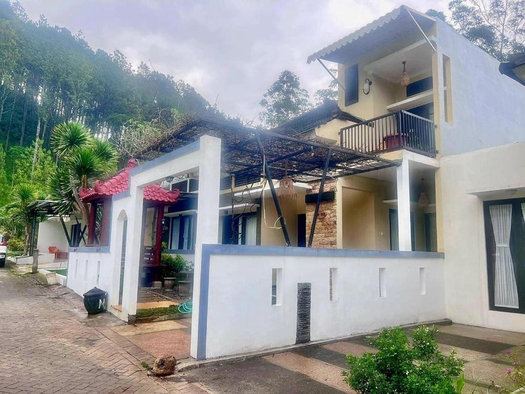 Billede fra billedgalleriet på Villa Kusuma Pinus 3 Bedroom with Pool i Batu