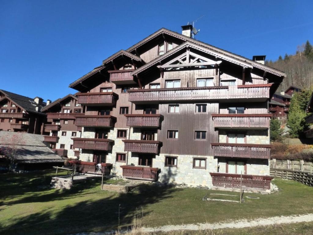 Zdjęcie z galerii obiektu Résidence Fermes De Meribel Bat C - Confortable appartement 3 pièces pour 4 personnes aux pieds des pistes aves accès à la piscine situé à Meribel Village MAE-1800 w mieście Les Allues