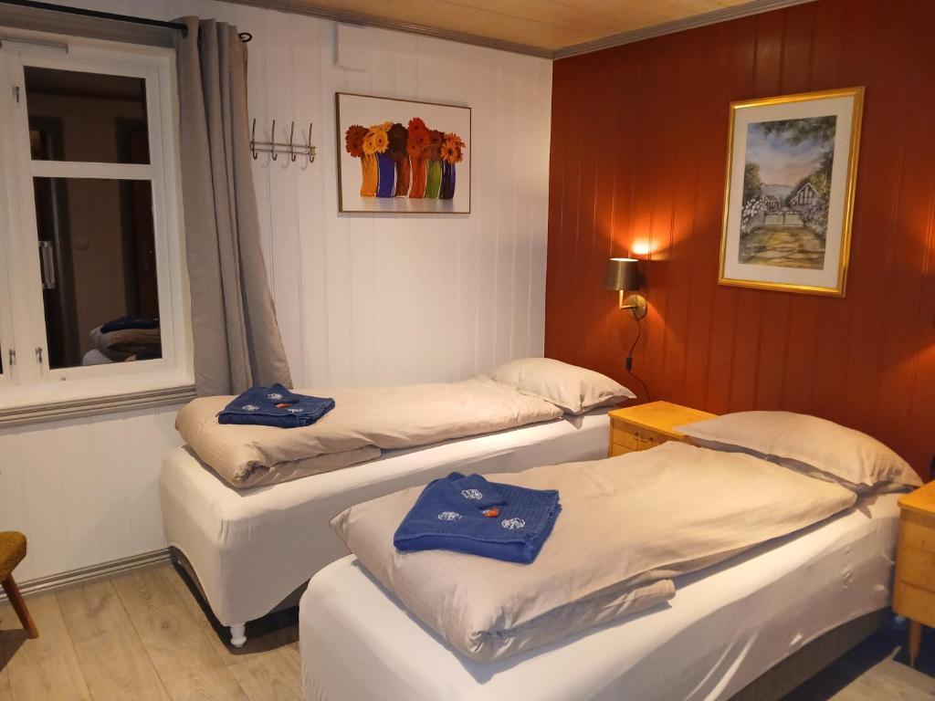 una habitación con tres camas y una ventana en Eikre Fjellgård, en Hemsedal