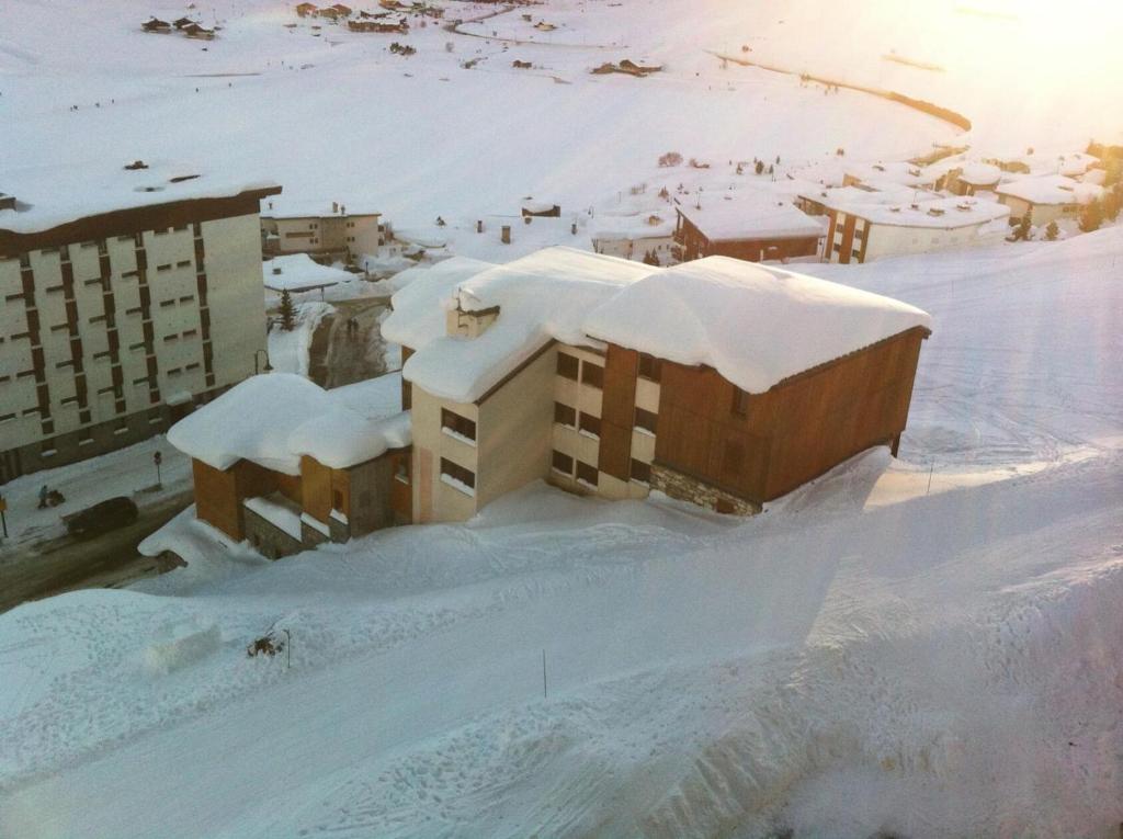 Résidence Divaria - Studio cabine 4 personnes à Tignes au pied des pistes et proche des commerces dans le quartier du Lac. Situé en rez de jardin d' MAE-2114 v zime