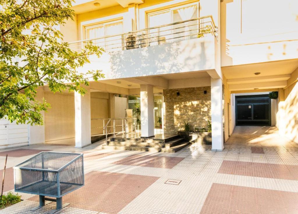 ein Gebäude mit einer Treppe und einer Bank im Innenhof in der Unterkunft Inas Urquiza I in Santa Rosa