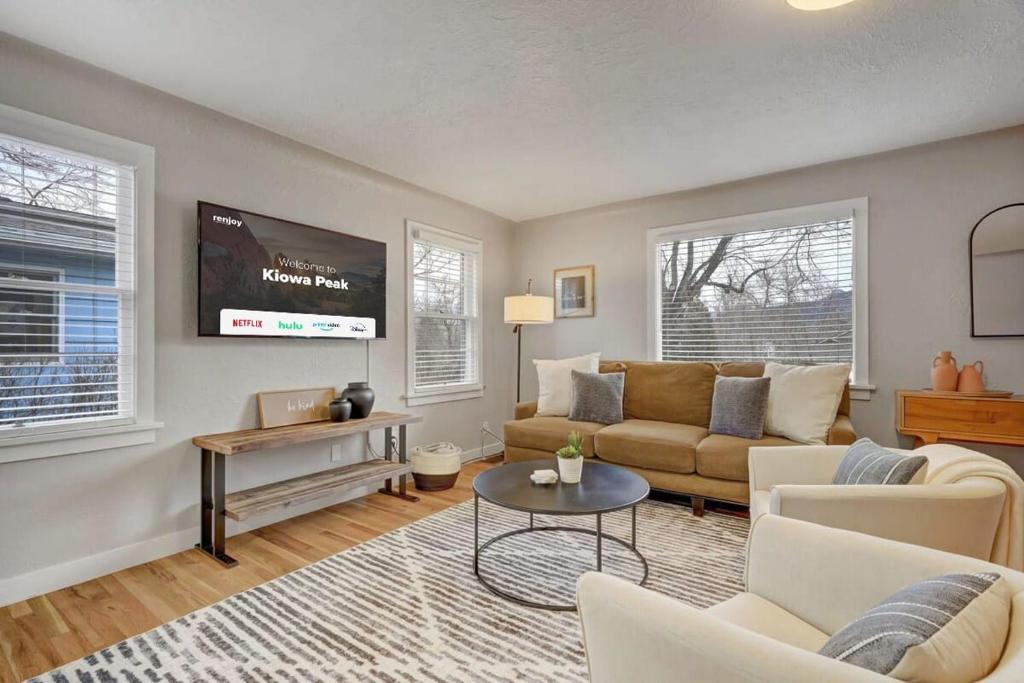 a living room with a couch and a tv at Kiowa Peak OCC & Downtown Basecamp in Colorado Springs