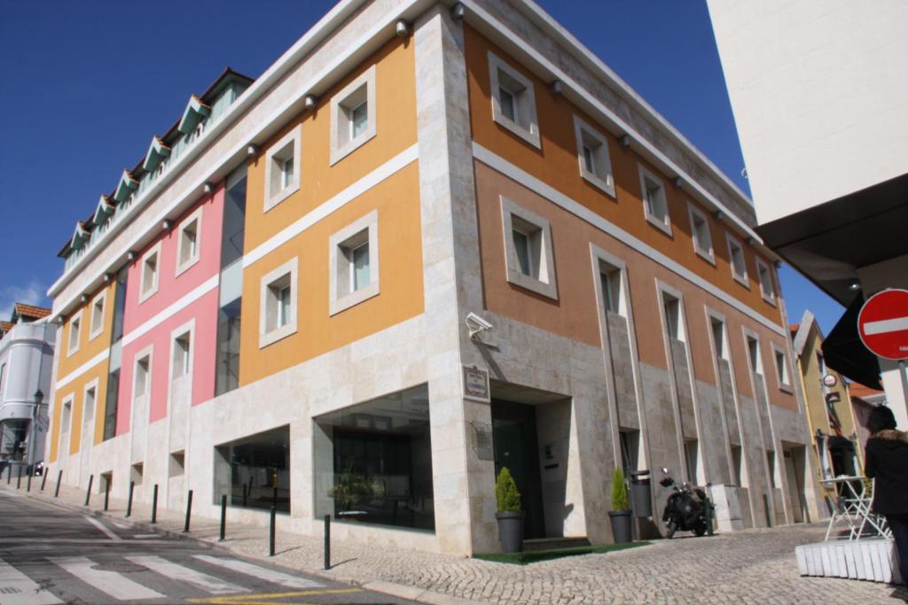 um edifício colorido no lado de uma rua em Cascais Hotel em Cascais