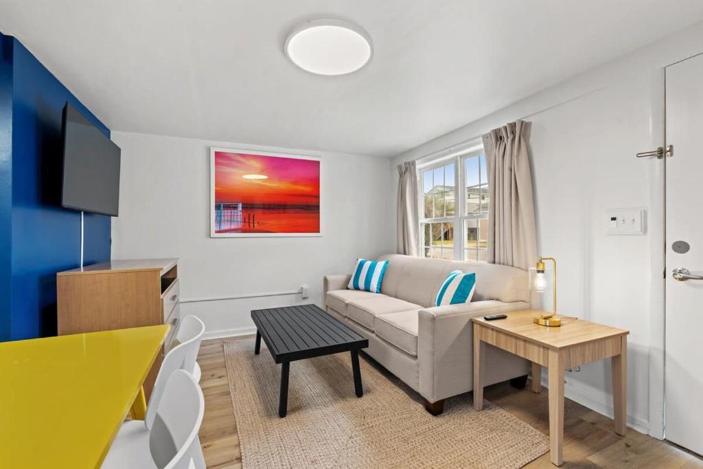 Χώρος καθιστικού στο Cabana Beach #1 Condo Steps from the Beach