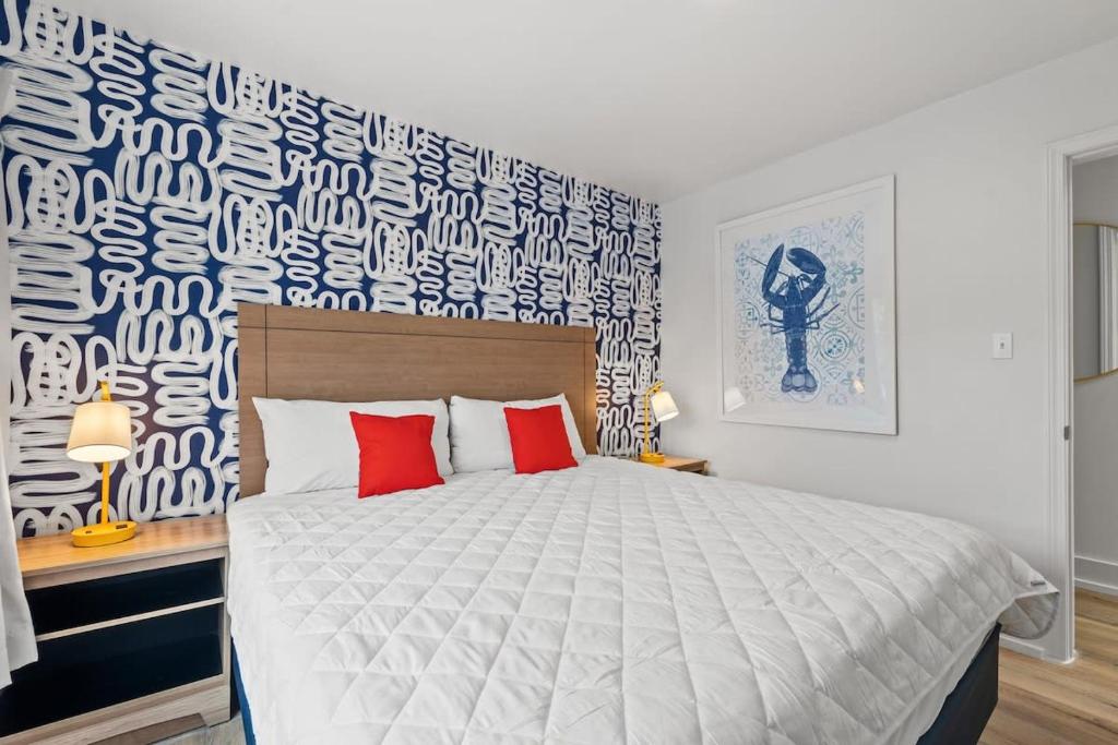 une chambre avec un grand lit avec des oreillers rouges dans l'établissement Cabana Beach #2 Condo Steps from the Beach, à Myrtle Beach