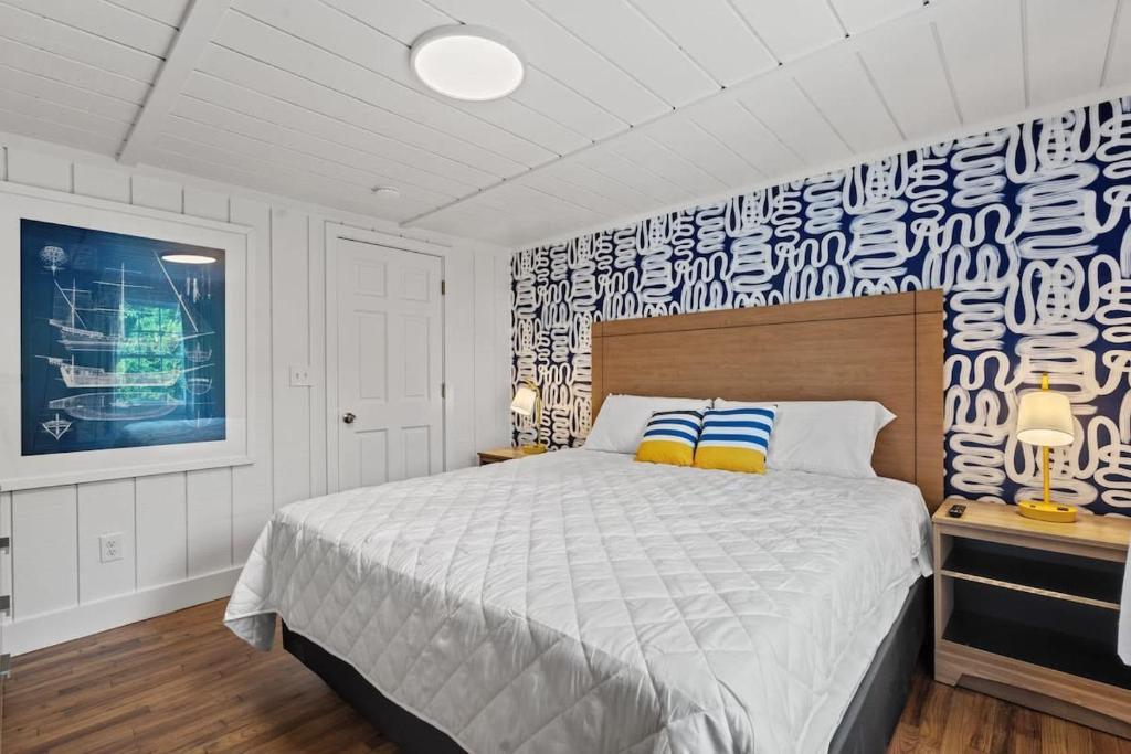 - une chambre avec un grand lit et un mur dans l'établissement Cabana Beach #6 Condo Steps from the Beach, à Myrtle Beach