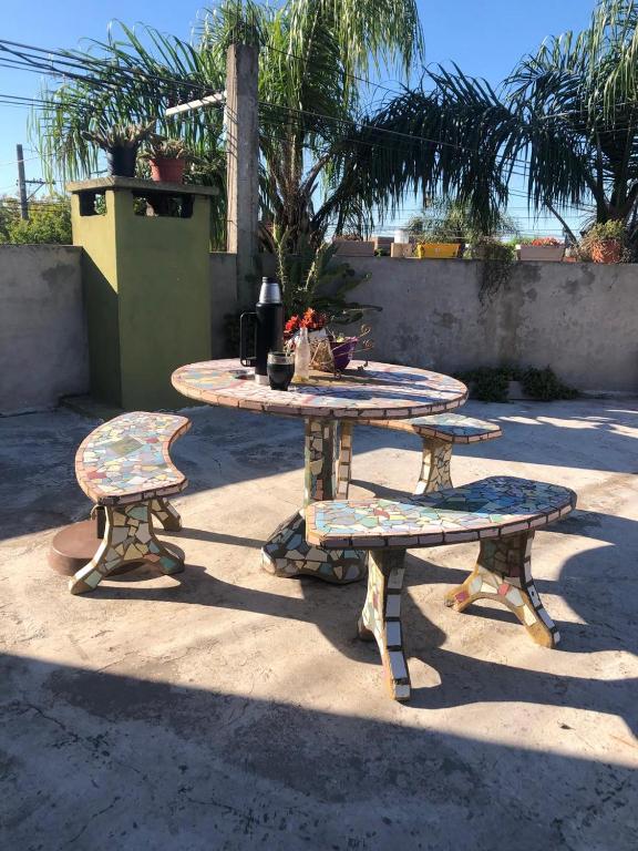 una mesa de picnic con dos sillas y una mesa con en El quincho, en San Pedro