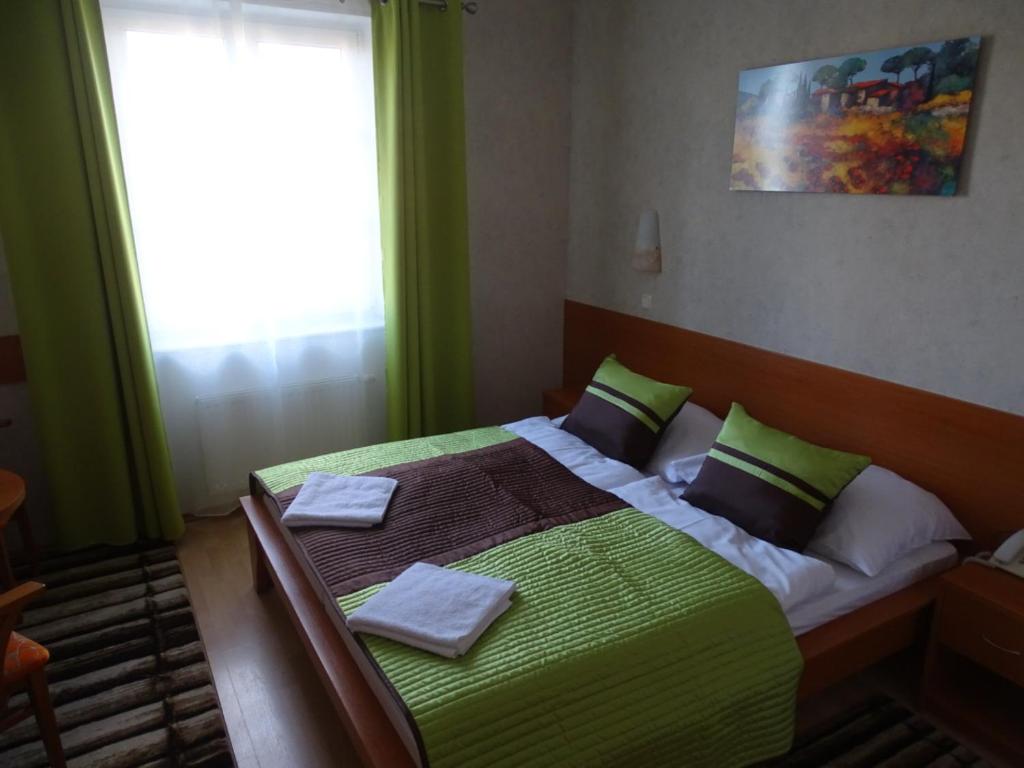Postel nebo postele na pokoji v ubytování Hotel ROSE Břeclav