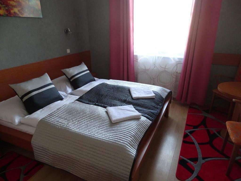 Postel nebo postele na pokoji v ubytování Hotel ROSE Břeclav