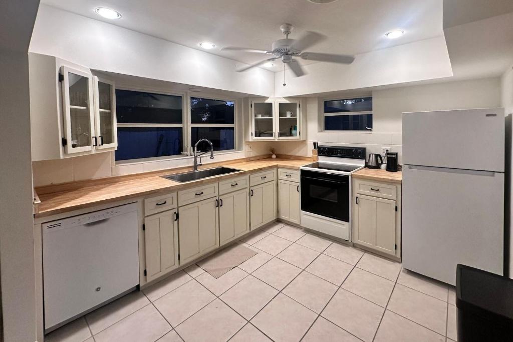 Kuchyň nebo kuchyňský kout v ubytování Wilton Manors Guesthouse