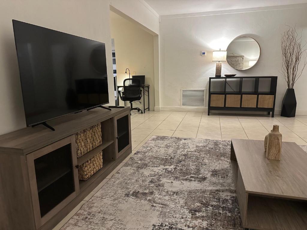 TV a/nebo společenská místnost v ubytování Wilton Manors Guesthouse