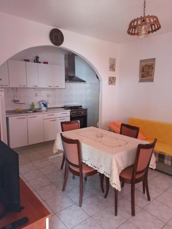 Kuchyňa alebo kuchynka v ubytovaní Apartments by the sea Podgora, Makarska - 2593