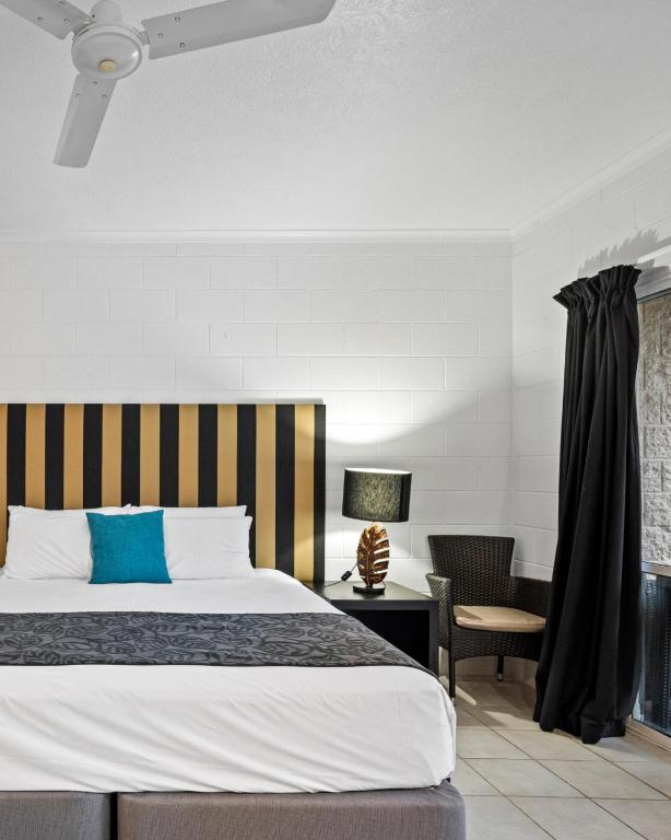 Postel nebo postele na pokoji v ubytování Colonial Palms Motor Inn