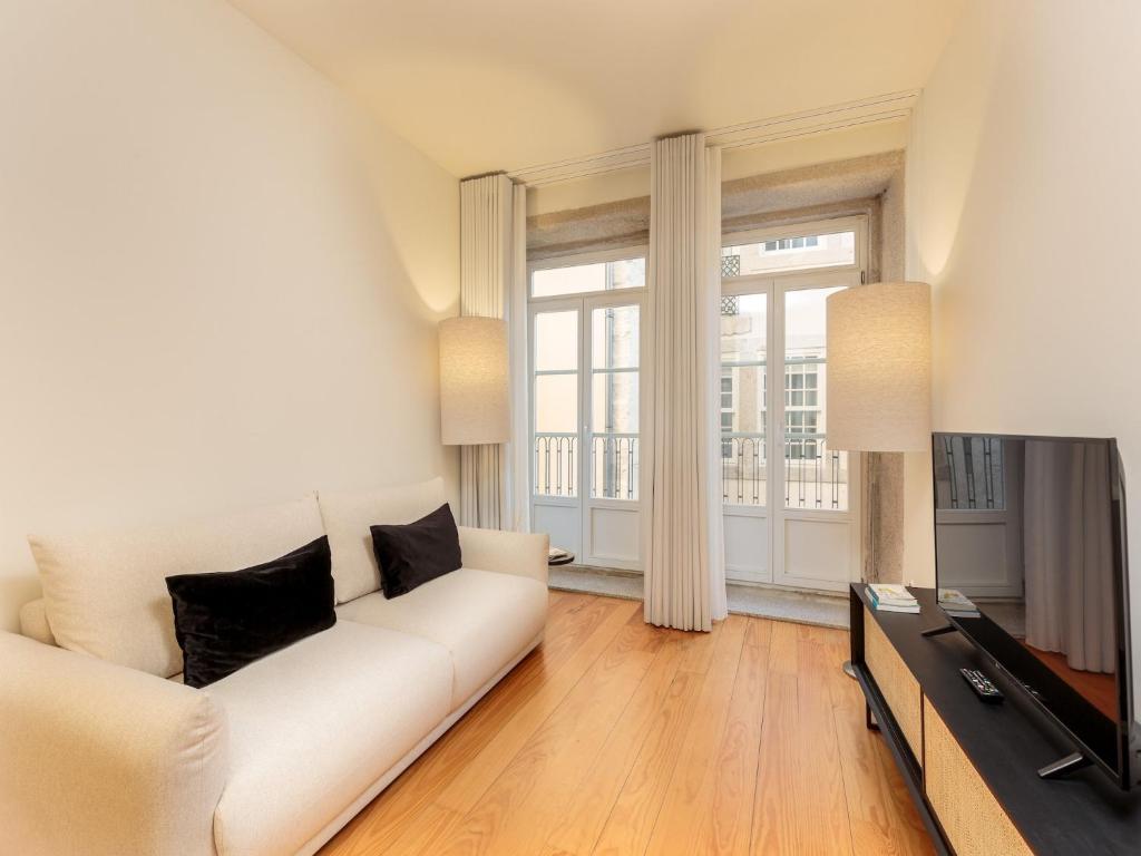 Cozy Getaway in Porto with Balcony