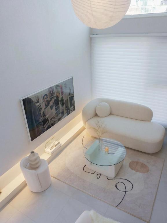 Seongsu 10 minutes, K-Architectural Designers' Unique House TV 또는 엔터테인먼트 센터