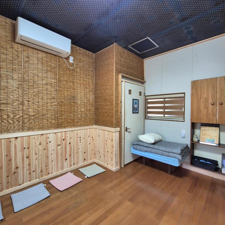 Postel nebo postele na pokoji v ubytování 대마도쇼핑구마에하우스