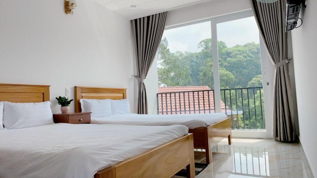 Giường trong phòng chung tại Hotel & Homestay Long Vũ Măng Đen