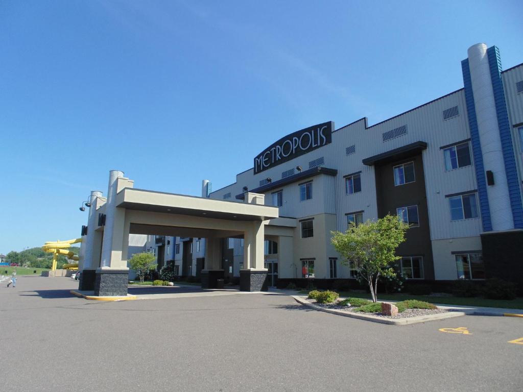 ein Hotel mit einem Schild auf der Vorderseite in der Unterkunft Metropolis Resort - Eau Claire in Eau Claire