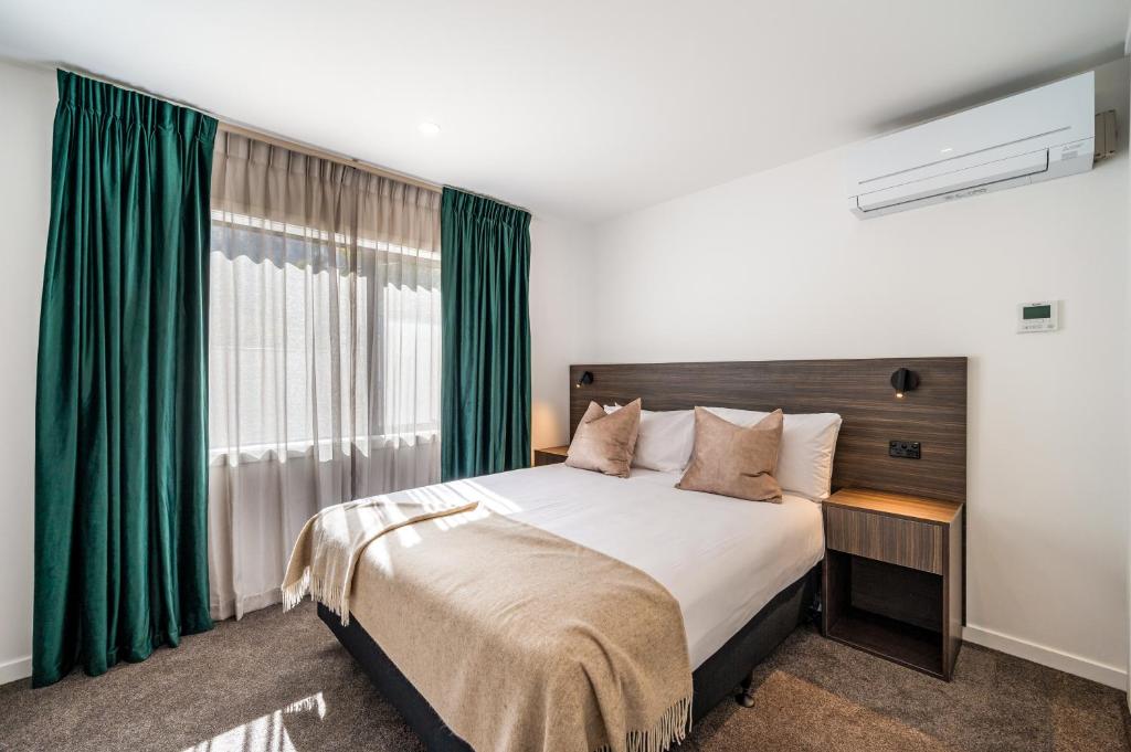 Postel nebo postele na pokoji v ubytování Luxe Suites & Apartments