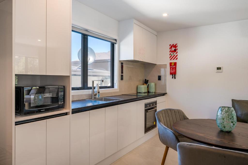 Kuchyň nebo kuchyňský kout v ubytování Luxe Suites & Apartments
