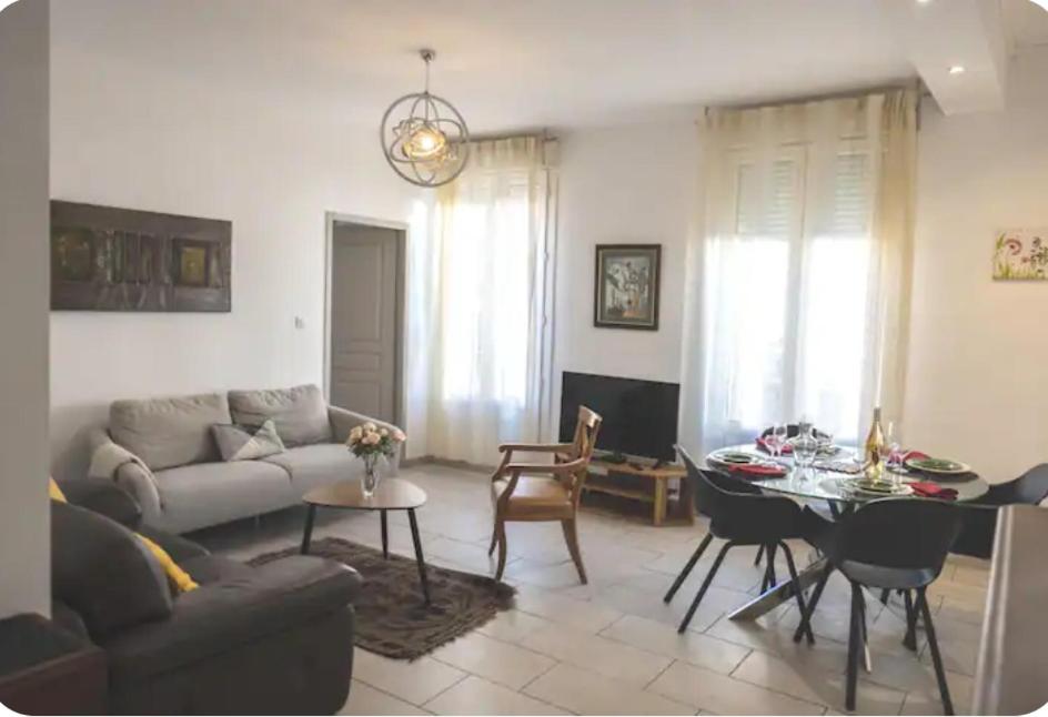 un salon avec un canapé et une table dans l'établissement 