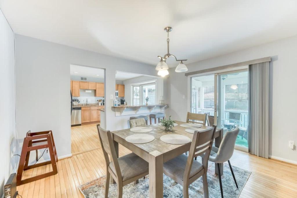 Gallery image of 3BR Modern Home with Pool & Sunroom - National Harbor in Fort Washington