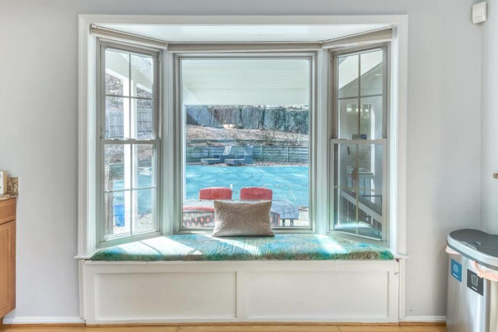 Gallery image of 3BR Modern Home with Pool & Sunroom - National Harbor in Fort Washington