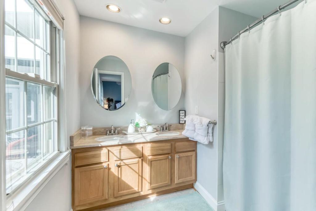 Gallery image of 3BR Modern Home with Pool & Sunroom - National Harbor in Fort Washington