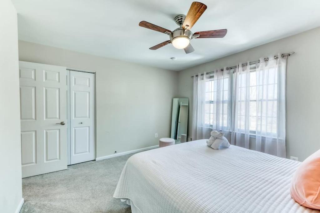 Gallery image of 3BR Modern Home with Pool & Sunroom - National Harbor in Fort Washington