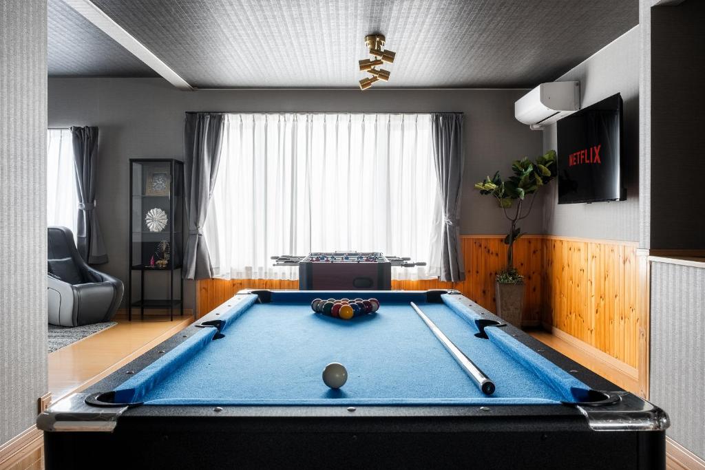 a pool table in a living room with a pool table at the palace of nature in Nakafurano