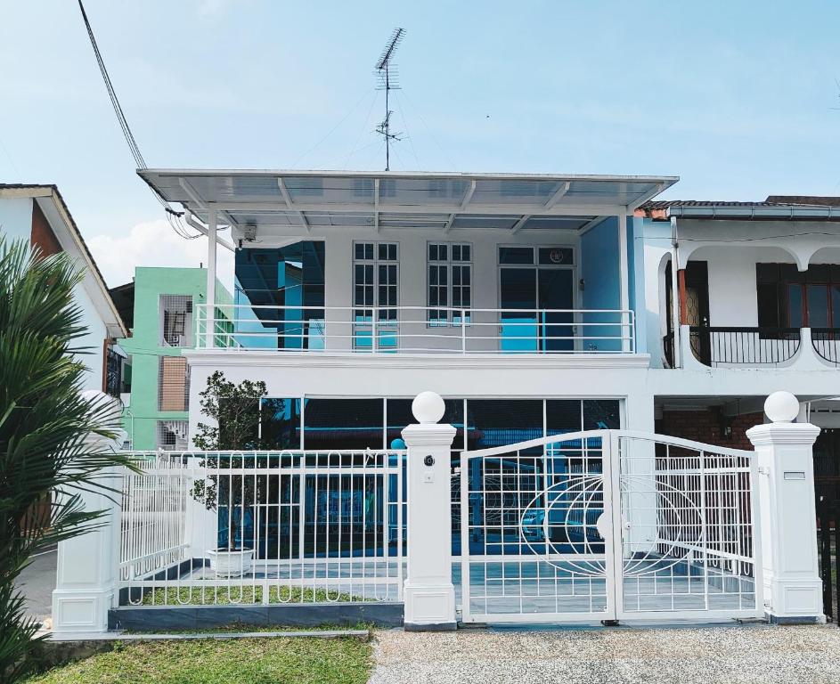 un cancello bianco davanti a una casa di YK Homestay Deluxe a Kulai