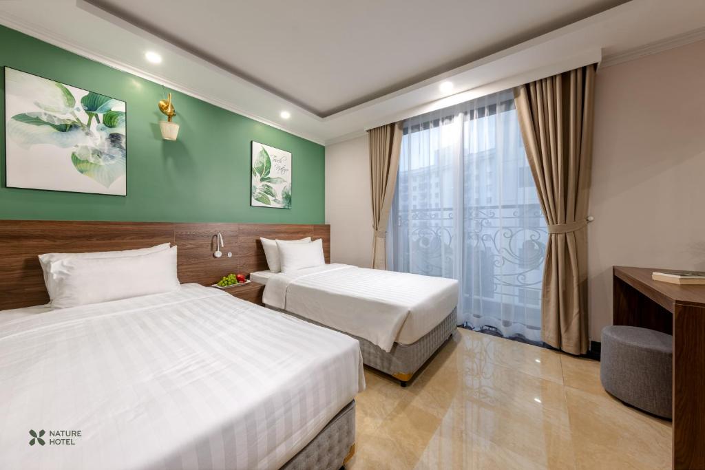 Postel nebo postele na pokoji v ubytování Nature Hanoi Hotel