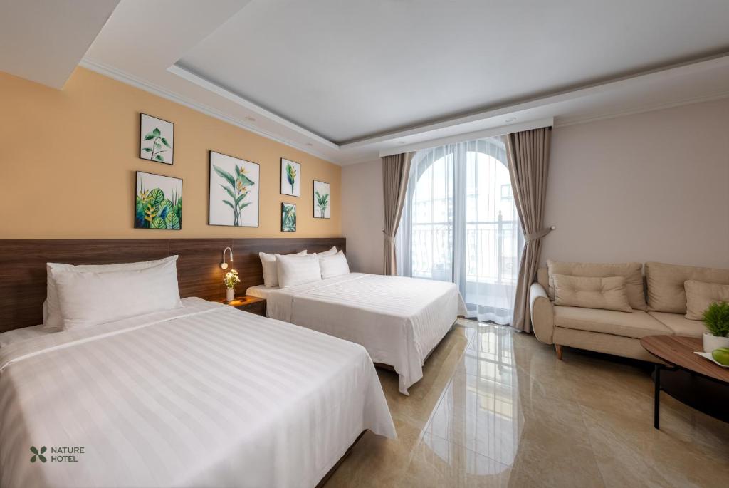 Postel nebo postele na pokoji v ubytování Nature Hanoi Hotel