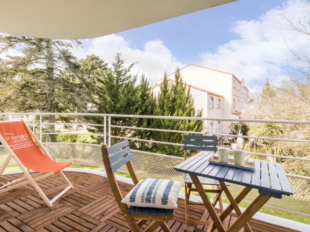 un patio avec deux chaises et une table sur une terrasse dans l'établissement Appartement rénové, lumineux proche plage avec parking - FR-1-306-1299, à Saint-Brévin-les-Pins