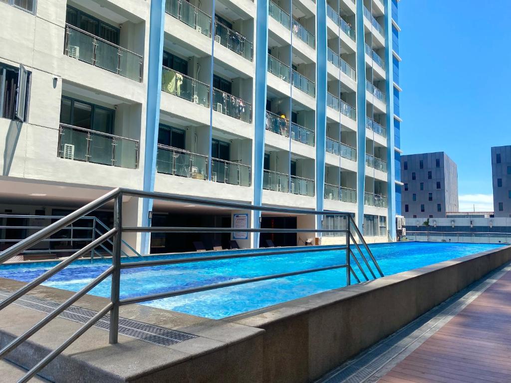 Bazén v ubytování City Center Executive Hotel-Near Manila Airport and PITX nebo v jeho okolí