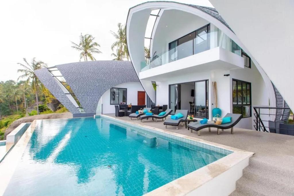 チャウエンノイビーチにあるVilla Moon Paradise 4br Infinity Pool Viewsの正面にプールがある家