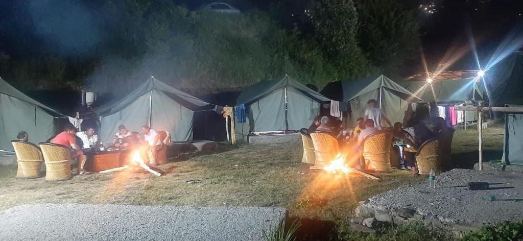 Oaspeți care stau la Pine hills nature camp