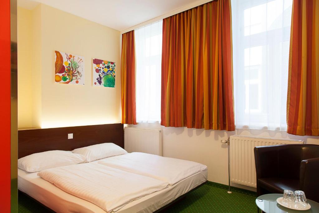 Postel nebo postele na pokoji v ubytování Pension Stadthalle