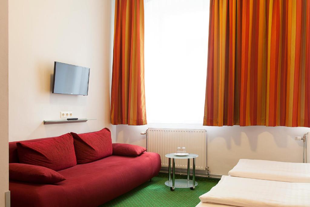 TV a/nebo společenská místnost v ubytování Pension Stadthalle