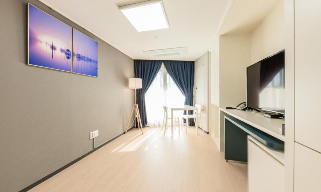 TV a/nebo společenská místnost v ubytování Risen Ocean Park Hotel