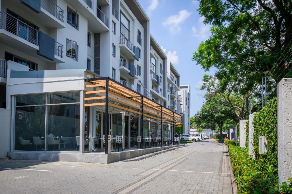 una calle vacía frente a un edificio en The Capital on Bath, en Johannesburgo