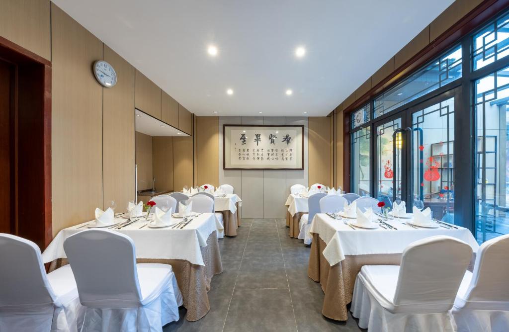 Chinese Culture Boutique Hotel-Tangfu,Traditional Chinese Theme,Heart of Beijing,Near Forbidden City,Tiananmen Square,Hutongs,Metro Access,Free Coffee,tea,Laundry餐厅或其他用餐的地方
