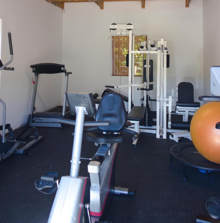 una palestra con diverse attrezzature sportive in una stanza di Tsitsikamma Mountain View Lodge a Stormsrivier