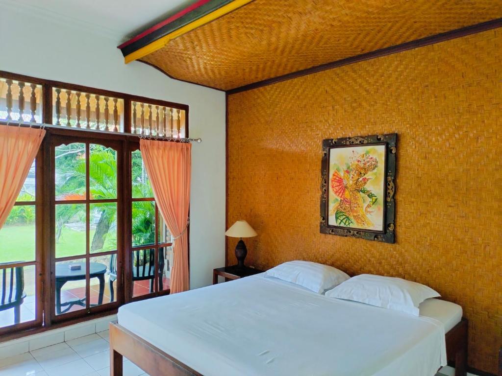 Postel nebo postele na pokoji v ubytování Bayumantra Bungalows