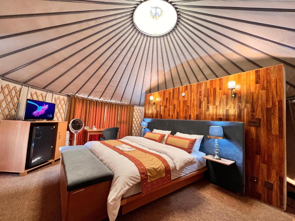Postel nebo postele na pokoji v ubytování Apex Hotels and Resorts Skardu